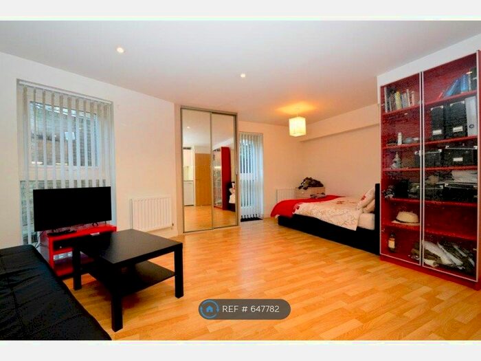 Studio To Rent In Northpoint House, London, N1