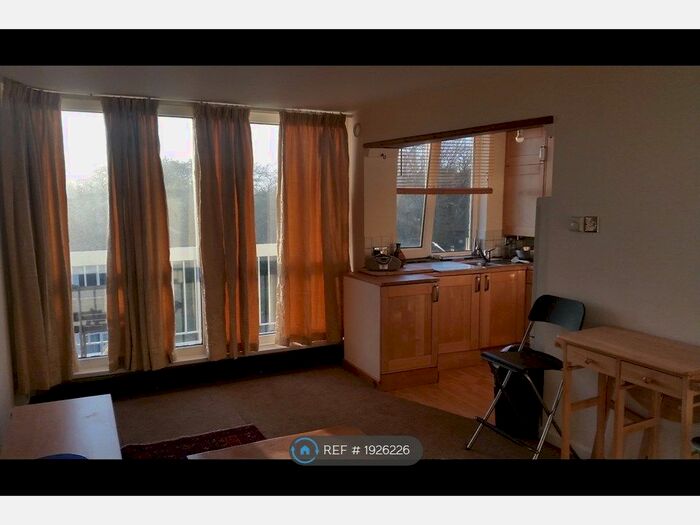 2 Bedroom Flat To Rent In Furze Hill House, Hove, BN3