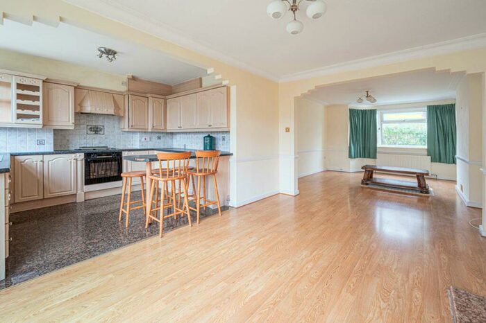 4 Bedroom Semi-Detached House To Rent In Wentworth Close, West Finchley, London, N3