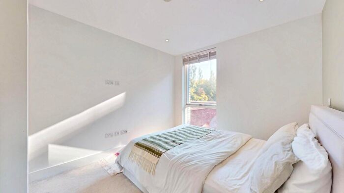 3 Bedroom Apartment For Sale In Claremont House, Maple Way, London, SE16