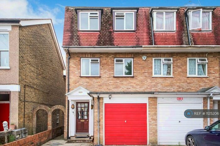 4 Bedroom Semi-Detached House To Rent In The Limes Avenue, London, N11