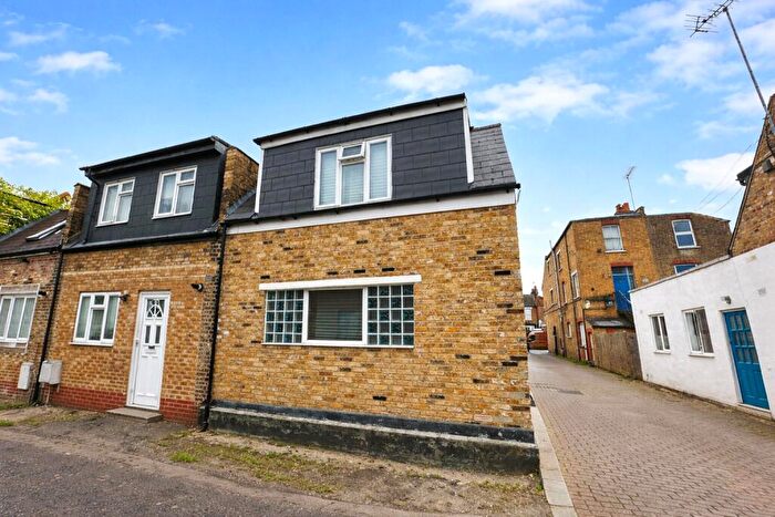 2 Bedroom End Of Terrace House For Sale In Burleigh Walk, London, SE6
