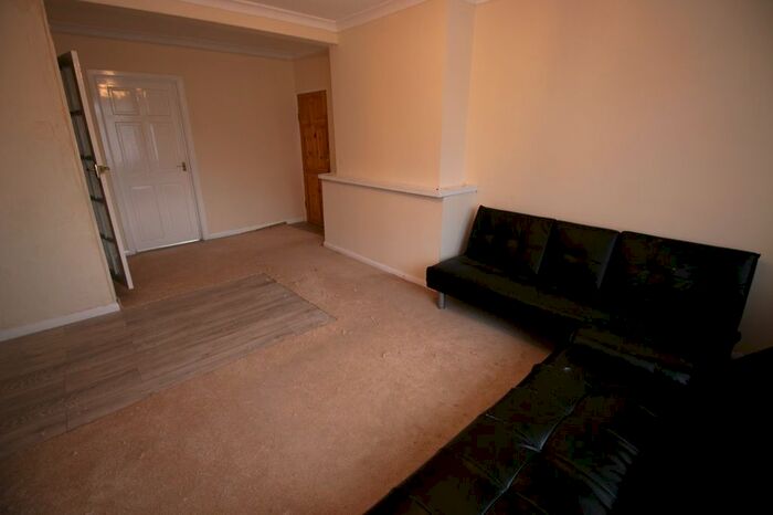 2 Bedroom Flat To Rent In Sipson Road, West Drayton, Middlesex UB7