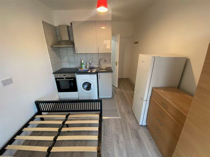 Studio To Rent In Palmers Green, Green Lanes, N13