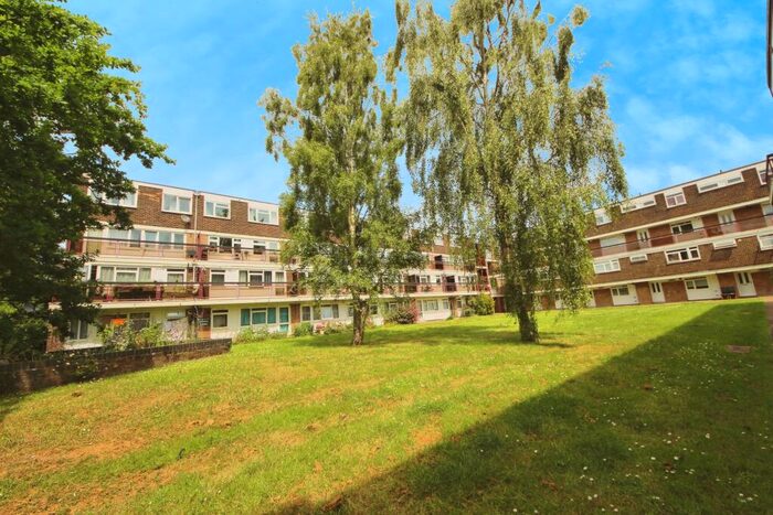 3 Bedroom Flat To Rent In Wessex Close, Norbiton, KT1