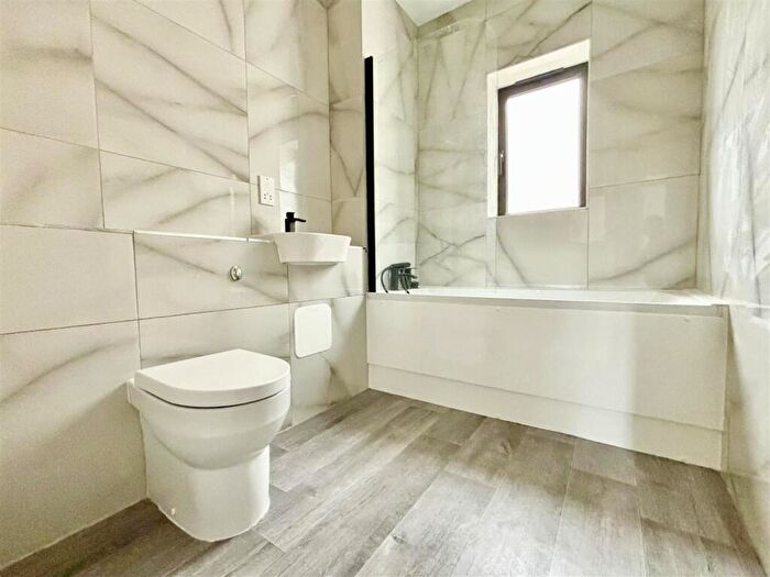 3 Bedroom Town House For Sale In Kinder Close, Thornton, Bradford, BD13