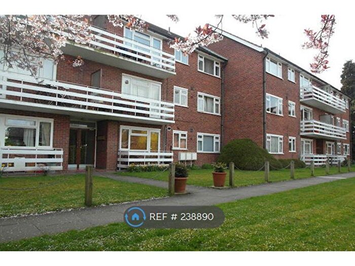 1 Bedroom Flat To Rent In St Andrews Square, Surbiton, KT6