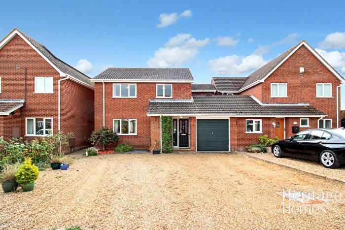 4 Bedroom Link Detached House For Sale In Carleton Close, Wymondham, Norfolk, NR18