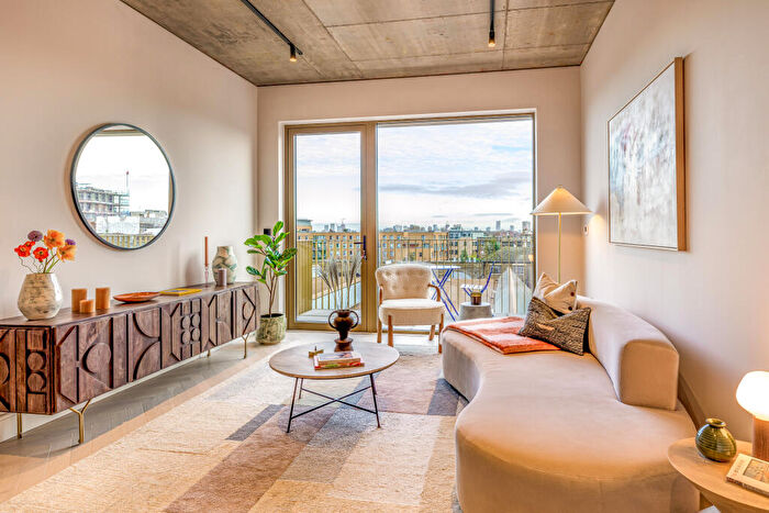 3 Bedroom Apartment For Sale In Watermark, Regent's Canal, Hackney, E8