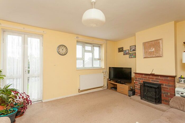 2 Bedroom Apartment To Rent In Laburnum Road, Mitcham, Surrey, CR4
