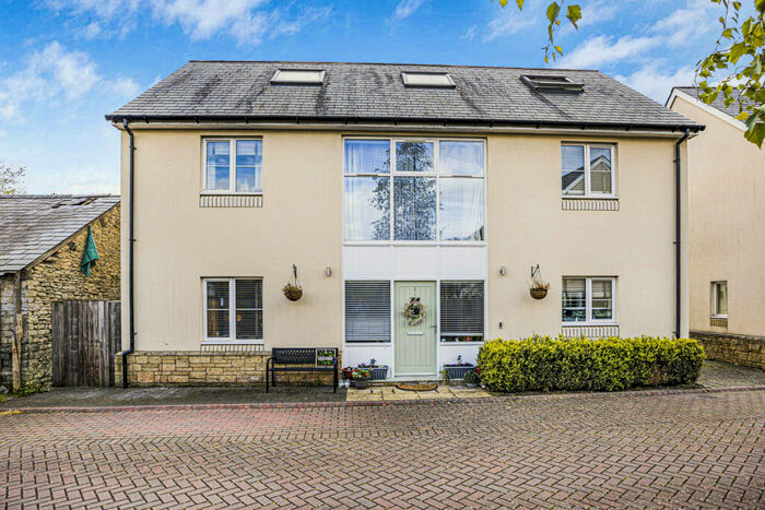 6 Bedroom Detached House For Sale In Yew Tree Close, Launton, OX26