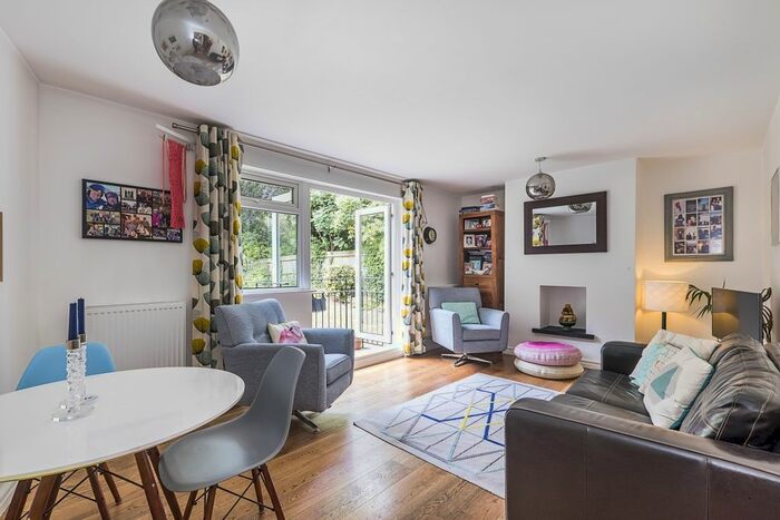2 Bedroom Flat To Rent In Inner Park Road, London, SW19