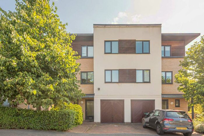 4 Bedroom House To Rent In Mill Hill, North Finchley, London, NW7