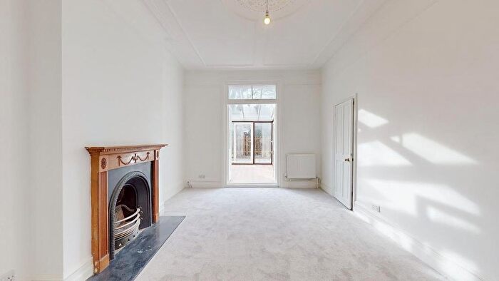 2 Bedroom Flat To Rent In Clarendon Drive, London, SW15