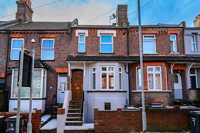 2 Bedroom Flat To Rent In A Russell Street, Luton, LU1