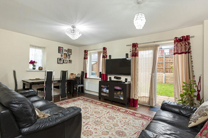 3 Bedroom End Of Terrace House To Rent In Regna Close, Rainham, Havering, RM13