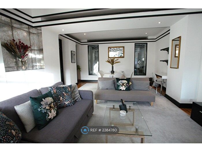 2 Bedroom Flat To Rent In The Italian Centre, Glasgow, G1