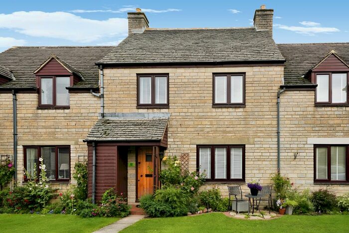 2 Bedroom Terraced House For Sale In Kingsdale Court, Broadway, WR12