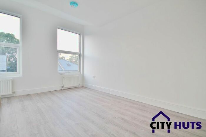 4 Bedroom Flat To Rent In Turnpike Lane, Turnpike Lane, N8
