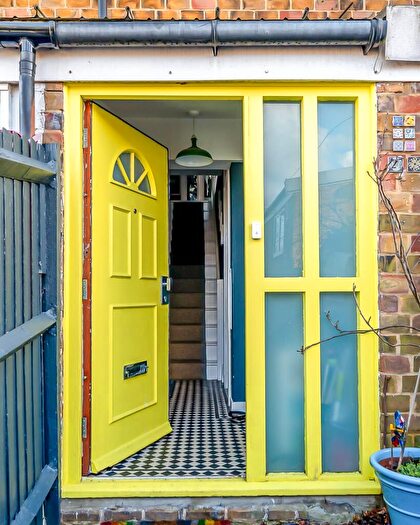 3 Bedroom Maisonette For Sale In Daniels Road, London, SE15