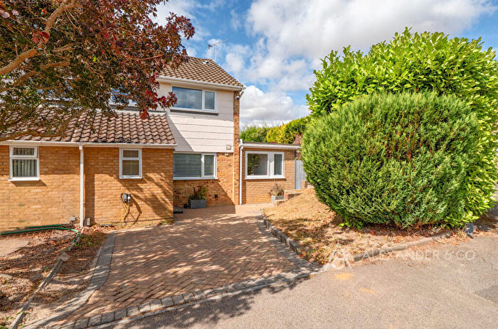 3 Bedroom Semi-Detached House For Sale In Buttermere Avenue, Dunstable, Bedfordshire, LU6