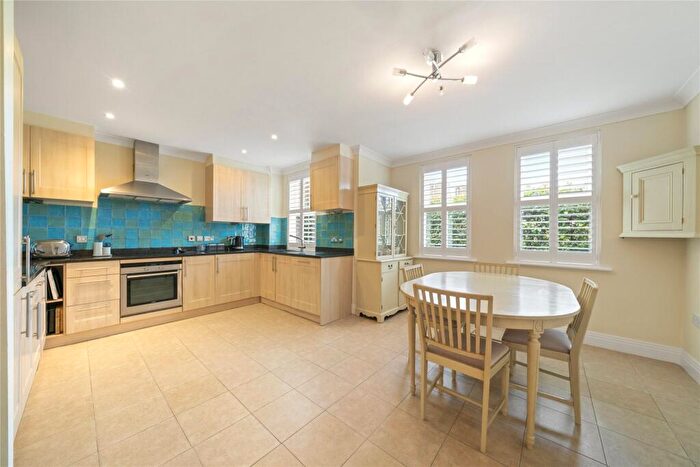 3 Bedroom Flat To Rent In Bentley Place, - Baker Street, Weybridge, KT13