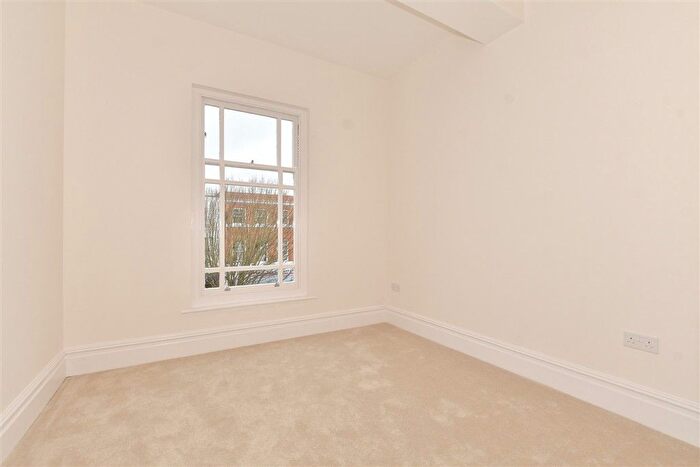 2 Bedroom Flat For Sale In Pleydell Gardens, Folkestone, Kent, CT20