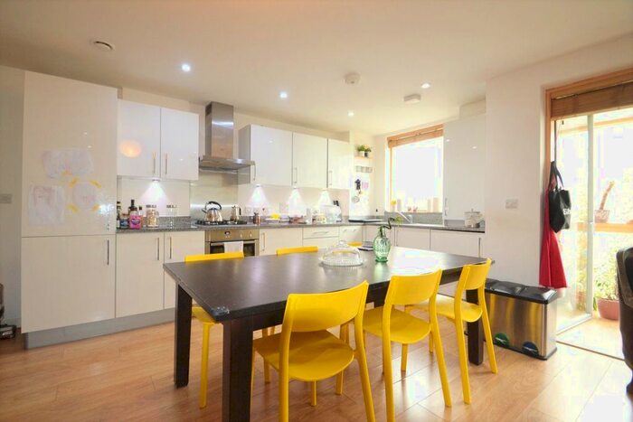 3 Bedroom Flat To Rent In Green Lanes, London, N16