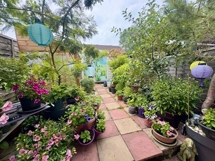 2 Bedroom Semi-Detached House For Sale In Richmond Drive, Gravesend, Kent, DA12