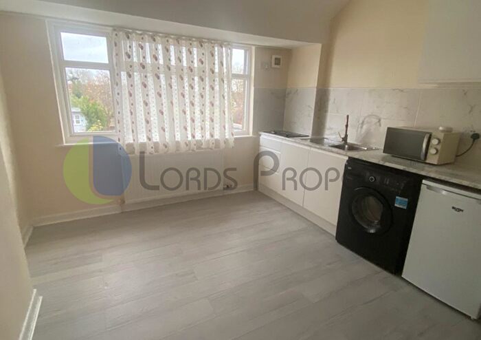 2 Bedroom Maisonette To Rent In Great Cambridge Road, Enfield, EN1