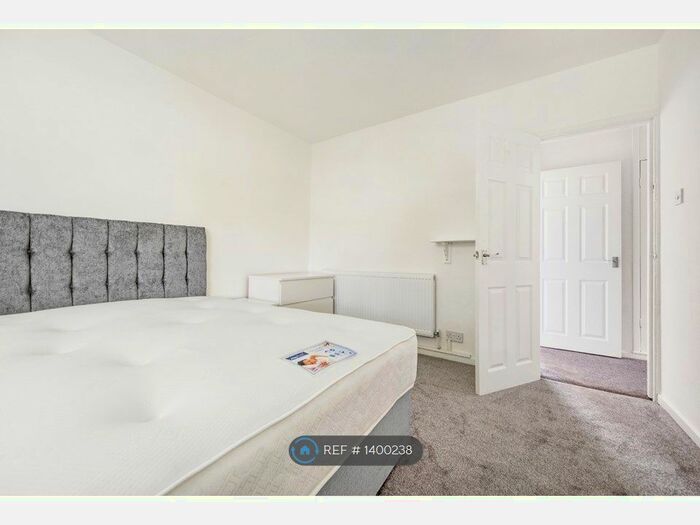 1 Bedroom Flat To Rent In Queenshill Road, Leeds, LS17