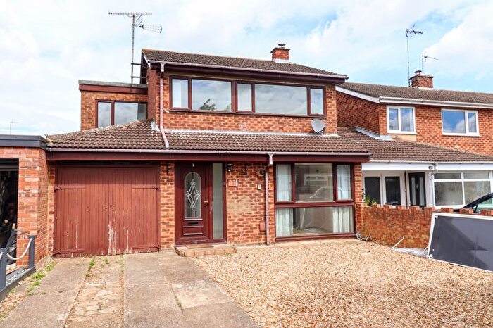 4 Bedroom Semi Detached House For Sale In Frensham Drive, Bletchley Milton Keynes, MK2