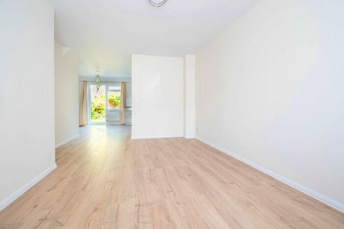 3 Bedroom Property To Rent In Elder Close, Burpham, Burpham, Guildford, GU4