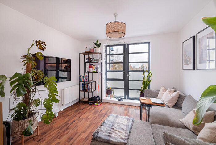 2 Bedroom Flat For Sale In De Beauvoir Crescent, London, N1