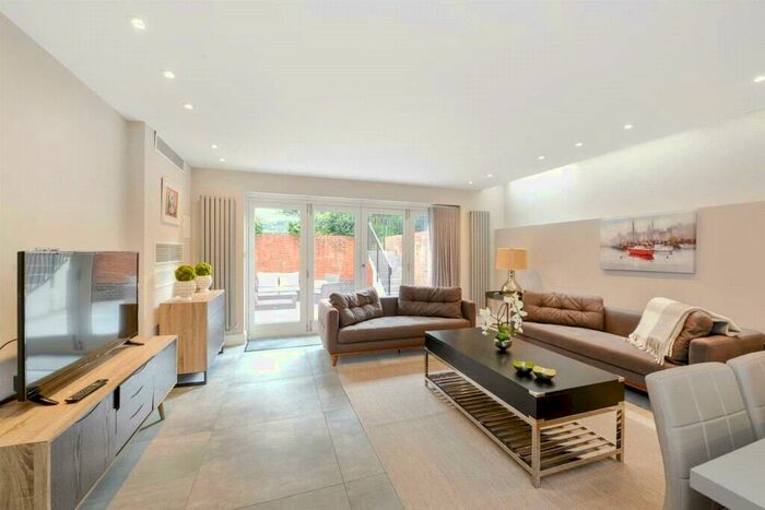 2 Bedroom Flat To Rent In Lyndhurst Road, Hampstead, NW3