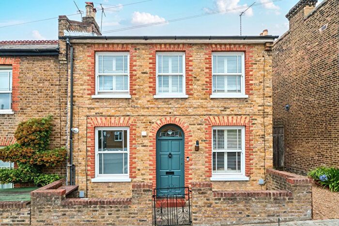 3 Bedroom End Of Terrace House For Sale In Farm Avenue, Streatham, London, SW16