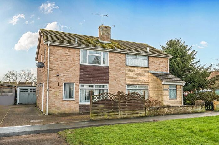 3 Bedroom Semi Detached House For Sale In Oakfield Road, Carterton, Oxfordshire, OX18