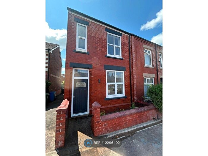 3 Bedroom End Of Terrace House To Rent In Water Street, Royton, Oldham, OL2