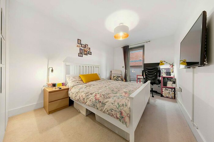 2 Bedroom Flat To Rent In Fulham Palace Road, Barons Court, London, W6
