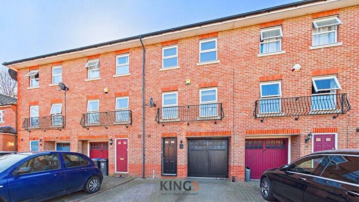 3 Bedroom Town House For Sale In Oaklands Wood, Hatfield, AL10