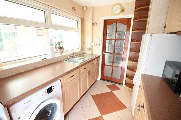2 Bedroom Semi-Detached Bungalow For Sale In Derwent Avenue, Leeds, LS25