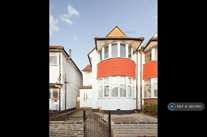 3 Bedroom Semi Detached House To Rent In Sandringham Road, London, NW11