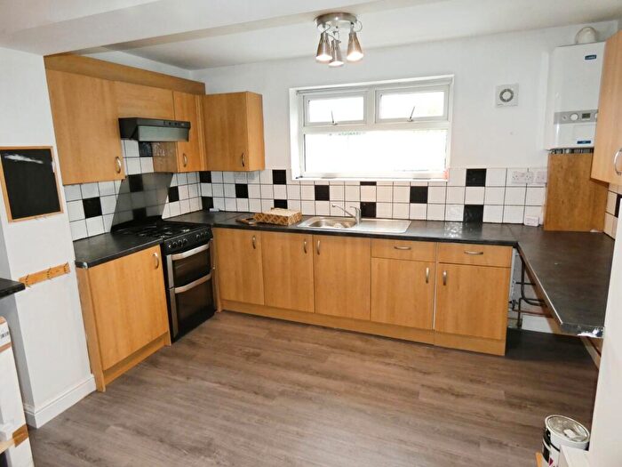 3 Bedroom Flat To Rent In The Green, North Wingfield, S42