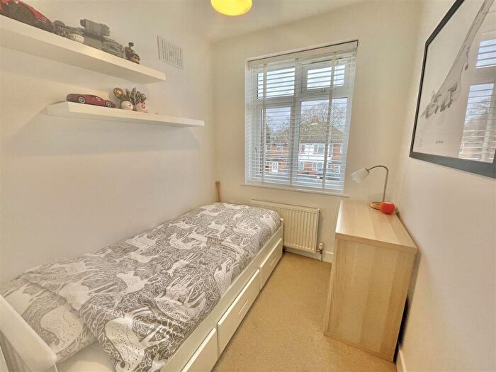 3 Bedroom Semi-Detached House For Sale In Wroxham Gardens, Potters Bar, EN6