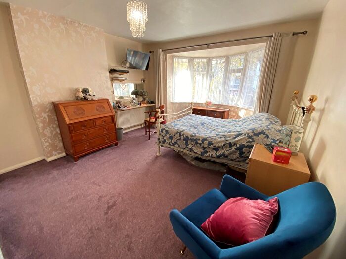 5 Bedroom Detached House For Sale In Priory Road, Dunstable, LU5