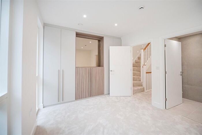 4 Bedroom Town House To Rent In Handley Drive, Kidbrooke, SE3
