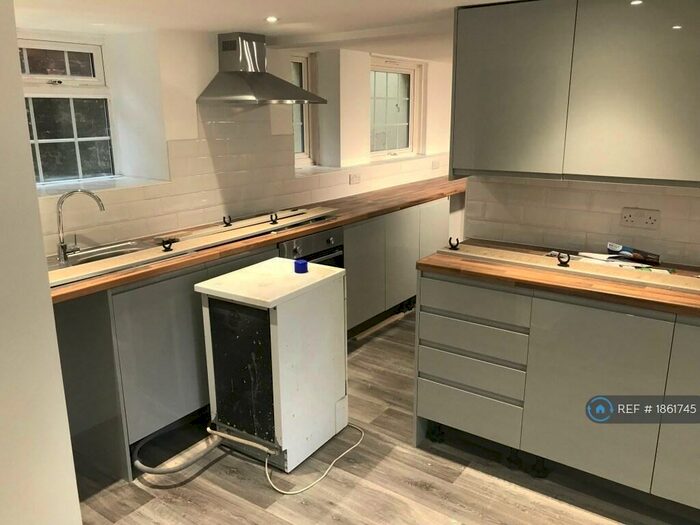 3 Bedroom Flat To Rent In Dover House, Southsea, PO5