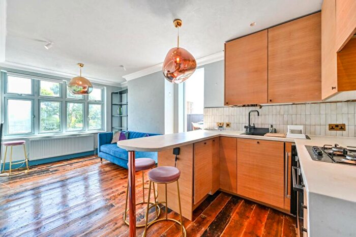 2 Bedroom Flat To Rent In Bedford Court, Highbury, London, N16