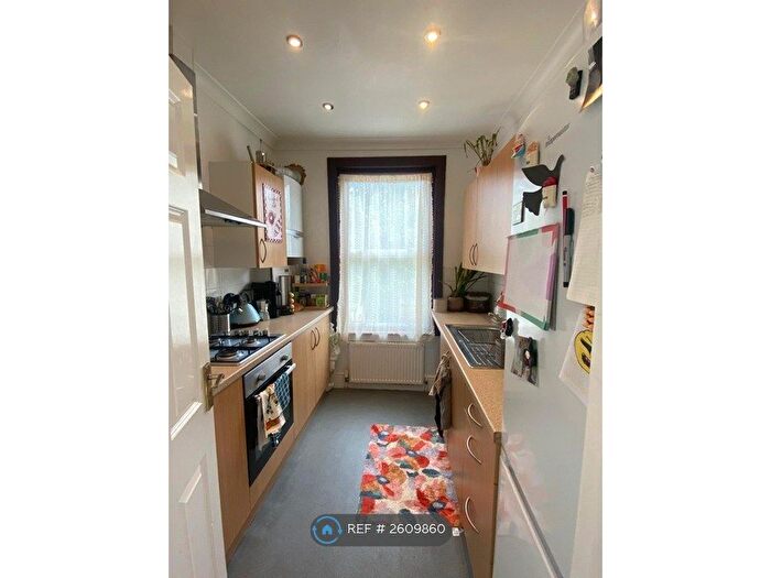 3 Bedroom Flat To Rent In Newport Road, London, E10