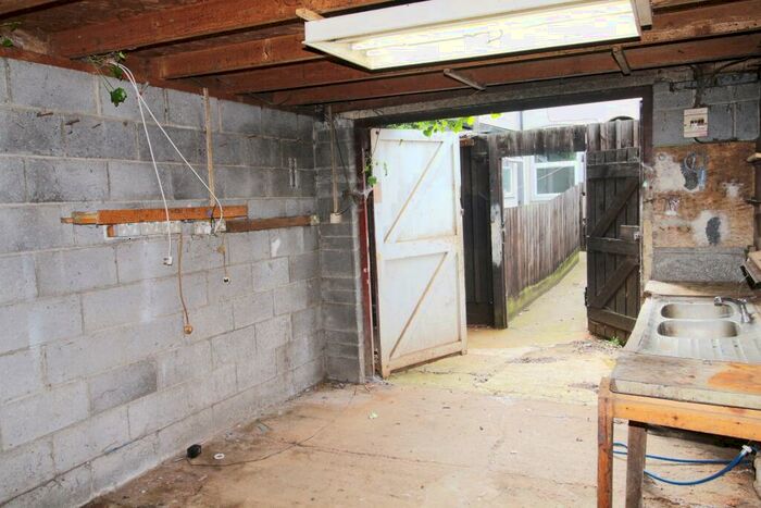Property To Rent In Garage Storage - A High Street, Lincoln, Lincolnshire, LN5